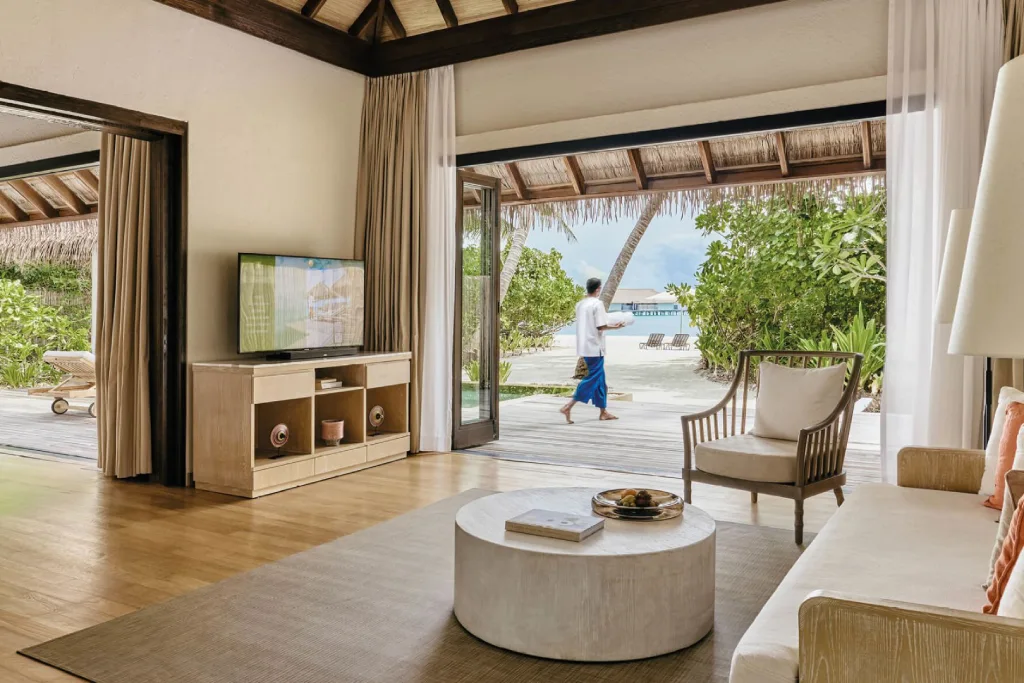 como-maalifushi-beach-villa-3