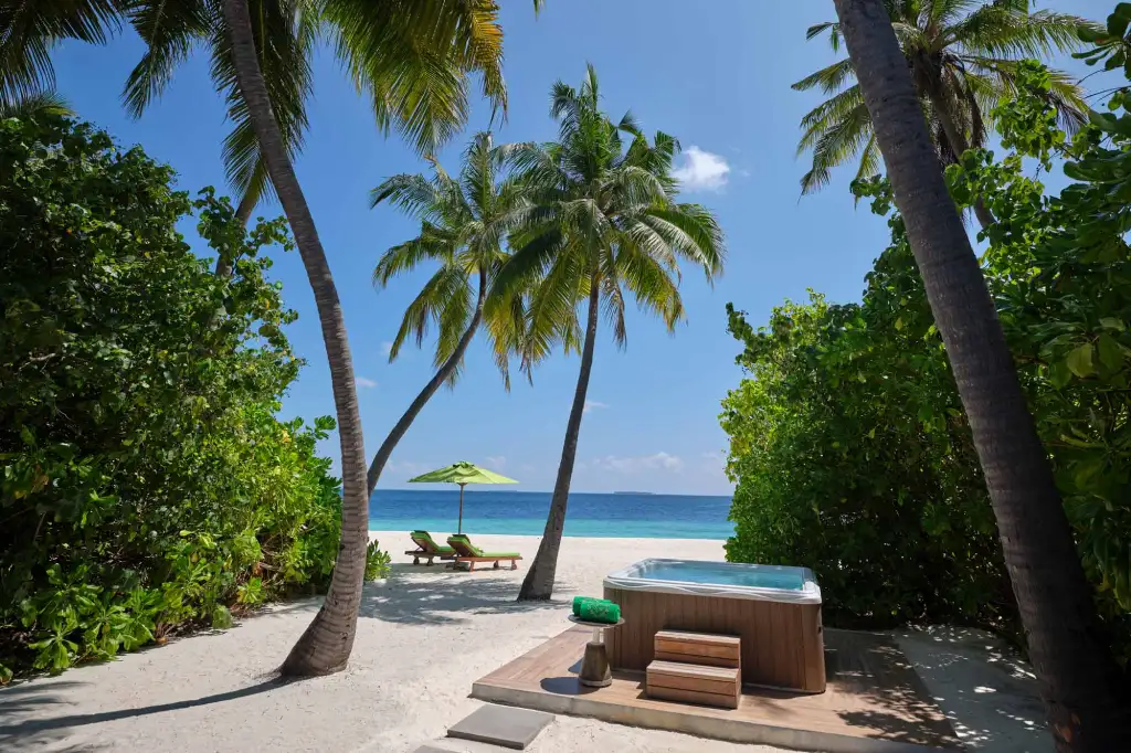 emerald-maldives-beach-villa-jaccuzi-1