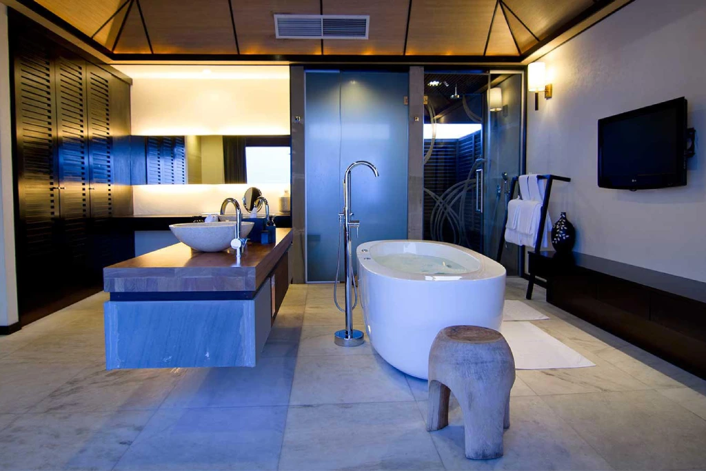 lily-beach-deluxe-water-villa-3
